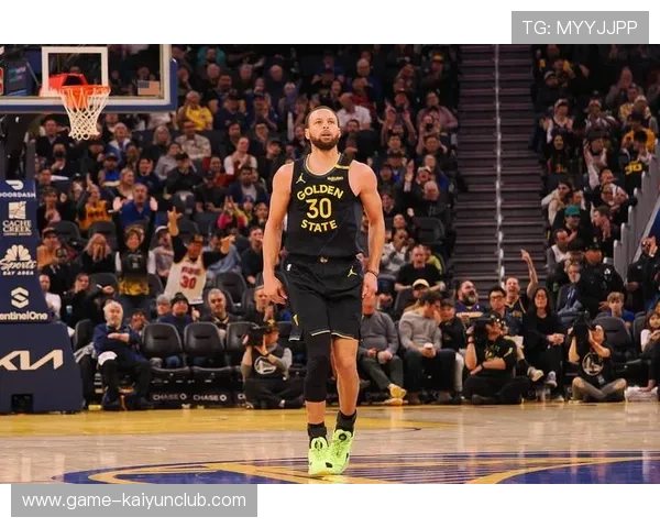 库里超远三分再中，勇士球迷再次陷入狂欢