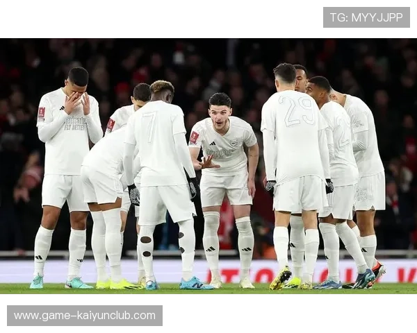 阿森纳前场连续短传，厄德高一脚抽射破门